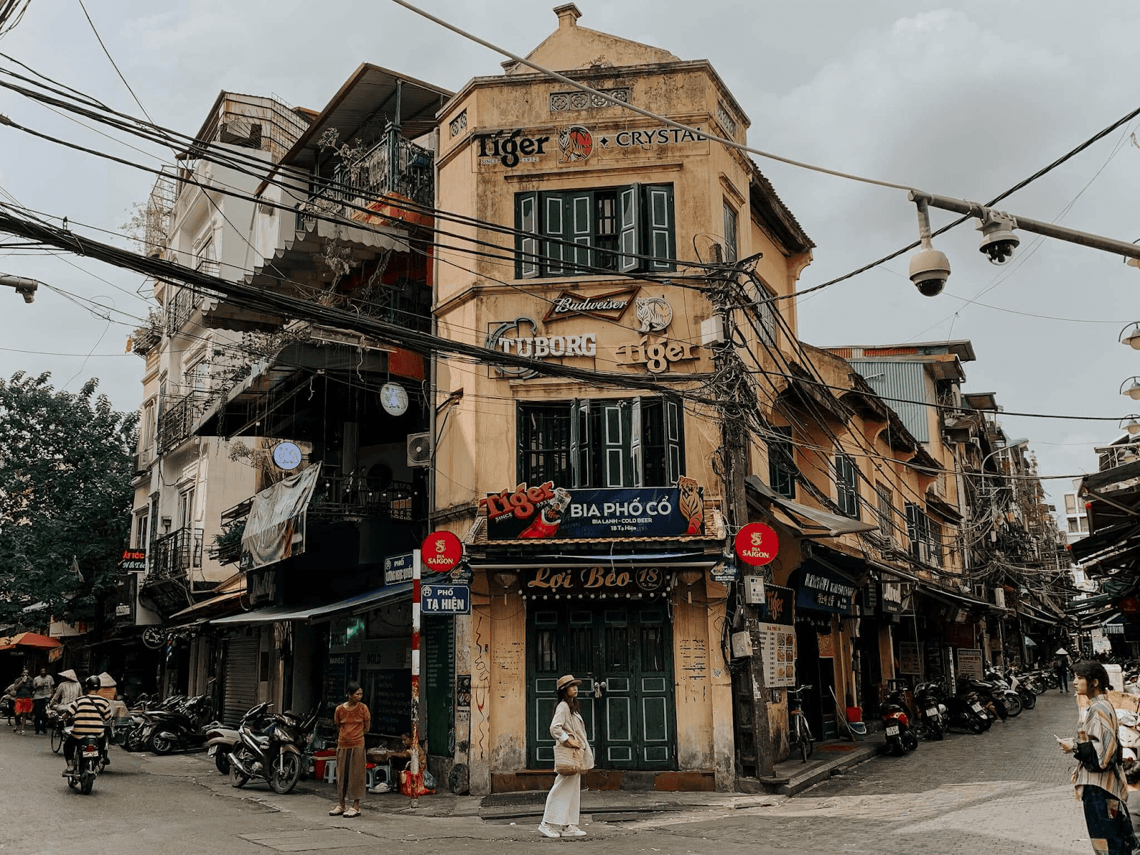 Khu phố cổ Hà Nội, với 36 phố phường, là một hình ảnh sống động của cuộc sống thủ đô qua hàng nghìn năm lịch sử. 