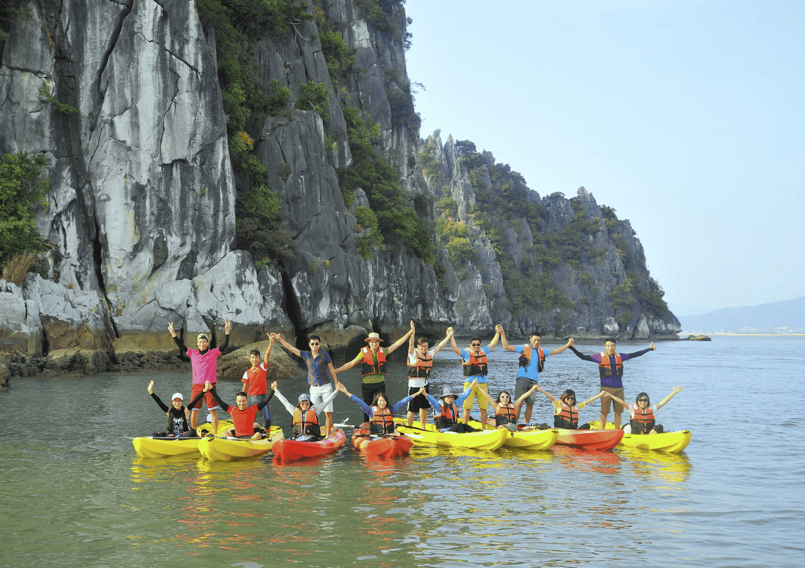 Chèo thuyền Kayak khám phá hang động.