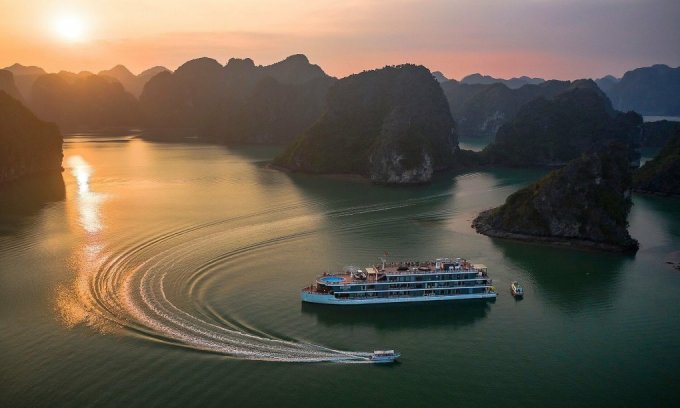 Trải nghiệm ngủ đêm trên các "khách sạn nổi" 5* giữa kỳ quan Vịnh Bái Tử Long