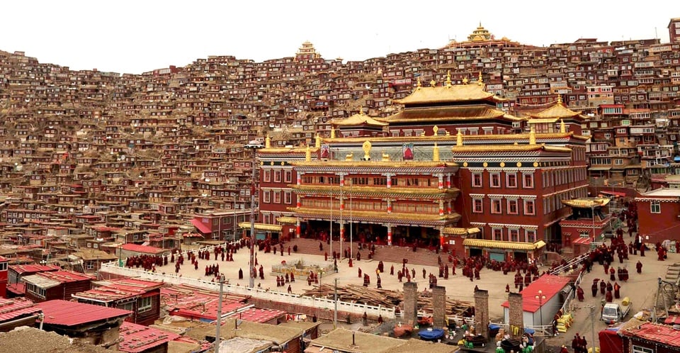 Học viện Phật giáo Larung Gar là quần thể kiến trúc đồ sộ với hàng chục nghìn ngôi nhà gỗ đỏ.