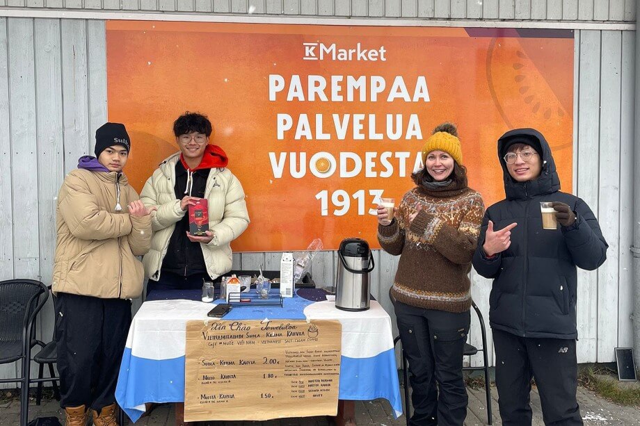 Mỗi xe lưu động chỉ hoạt động trong ba tiếng vào buổi trưa, từ 11h đến 14h, và thực đơn còn có thêm cơm với các món ăn kèm tương tự như bánh mì.