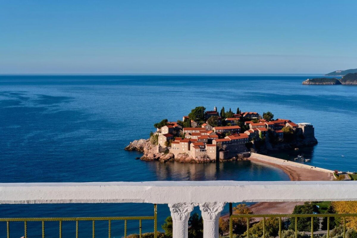 Làng Sveti Stefan nổi bật giữa biển Adriatic.
