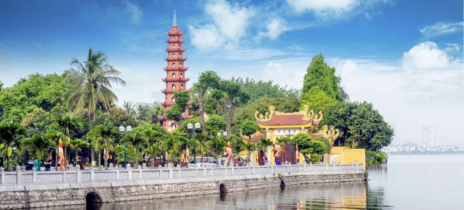 Chùa Trấn Quốc, tọa lạc cuối đường Thanh Niên, quận Ba Đình, bên Hồ Tây, là một trong những ngôi chùa cổ nhất Việt Nam với lịch sử hơn 1.500 năm.
