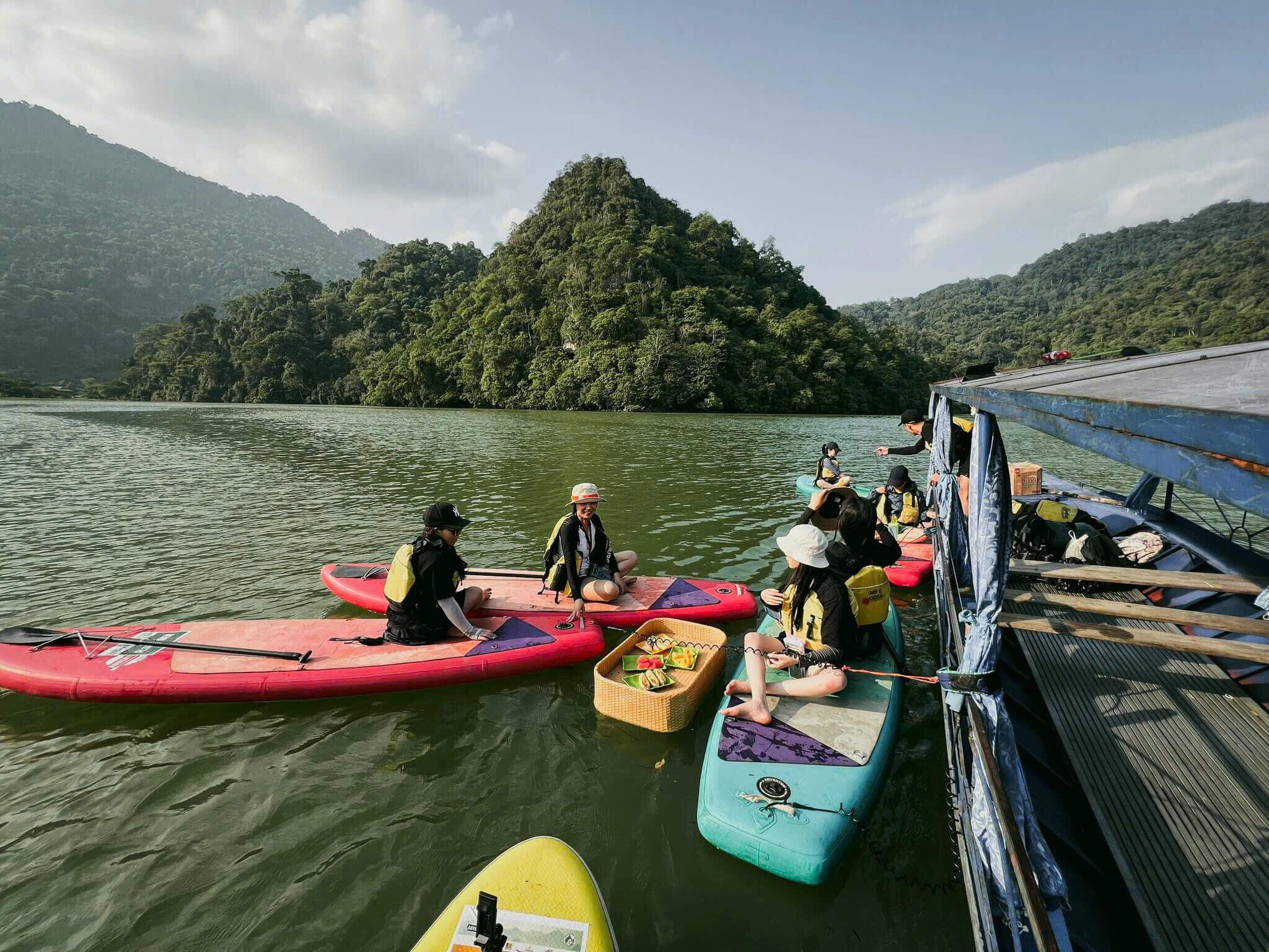Khách chèo kayak trên hồ Ba Bể.