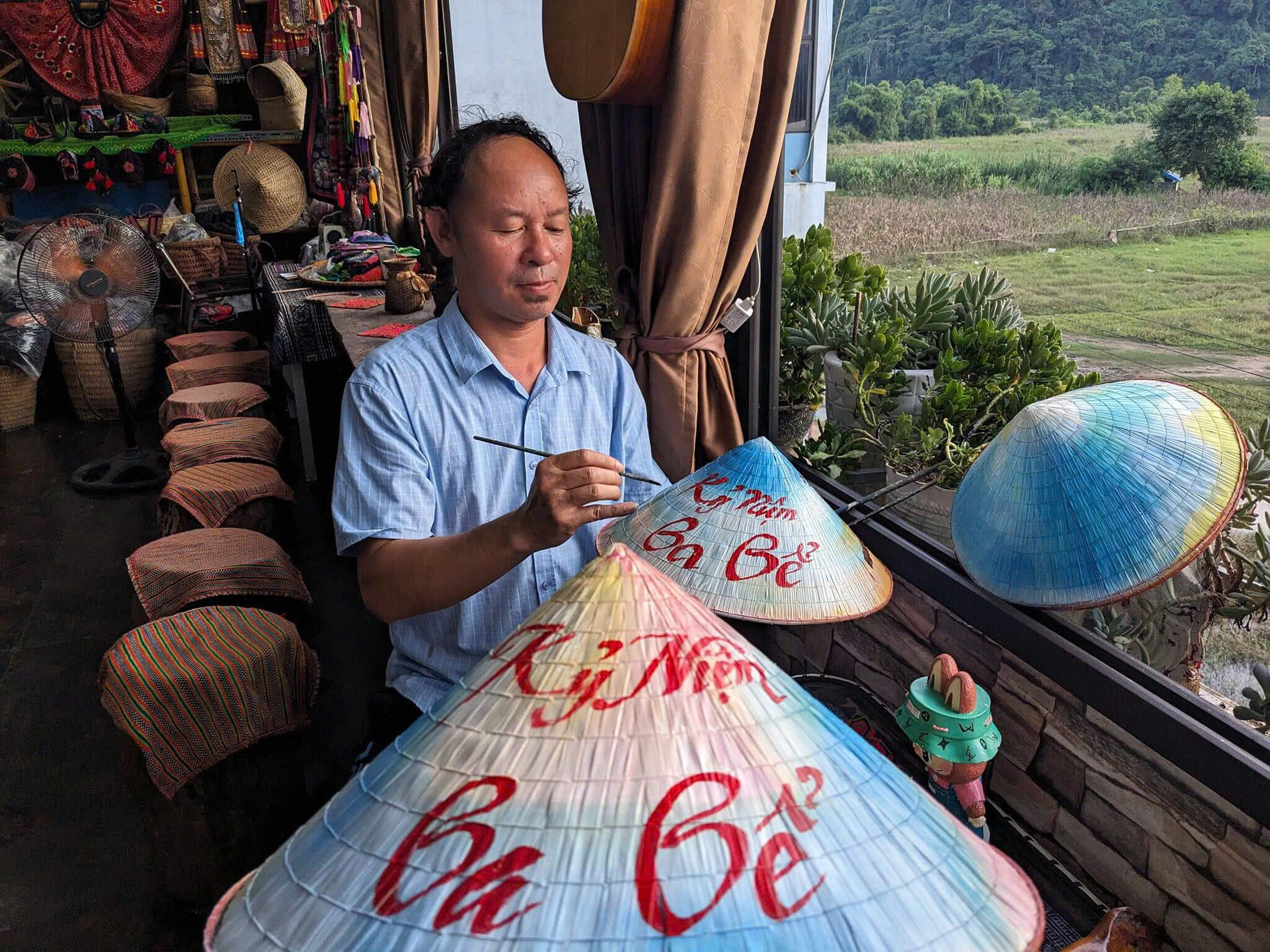 Người dân địa phương bán đồ lưu niệm phục vụ du khách.