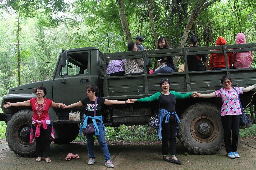 Tour xem thú đêm bắt đầu vào lúc 18h30, di chuyển bằng ôtô trên hành trình dài 12 km trong khoảng một giờ. 