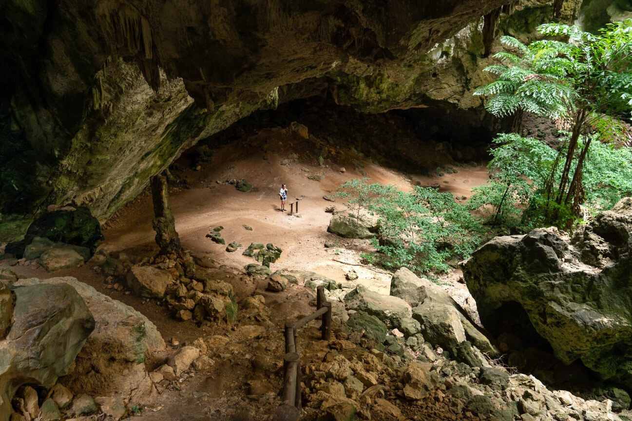 Nằm trong quần thể vườn quốc gia Khao Sam Roi Yot, thuộc tỉnh Prachuap Khiri Khan, hang Phraya Nakhon được một người dân phát hiện khoảng 200 năm trước. 