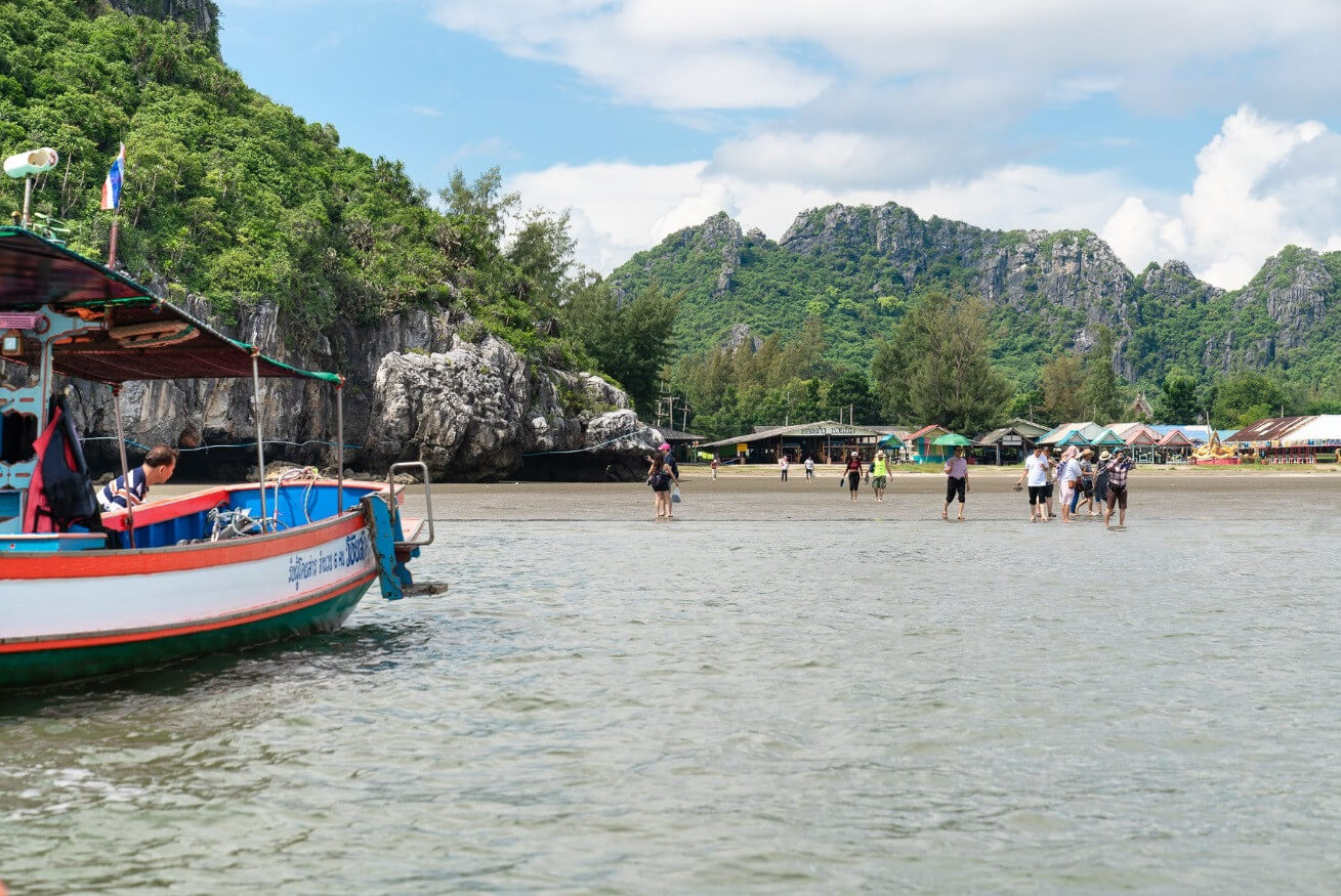 Theo trang It's better in Thailand, để tới được hang, du khách phải thuê thuyền đến bãi biển Laem Sala, hoặc đi bộ khoảng 30 phút qua đường đồi để tới bãi biển. Vé đi thuyền dao động từ 150 đến 200 Baht (hơn 100.000 đồng) mỗi người. 