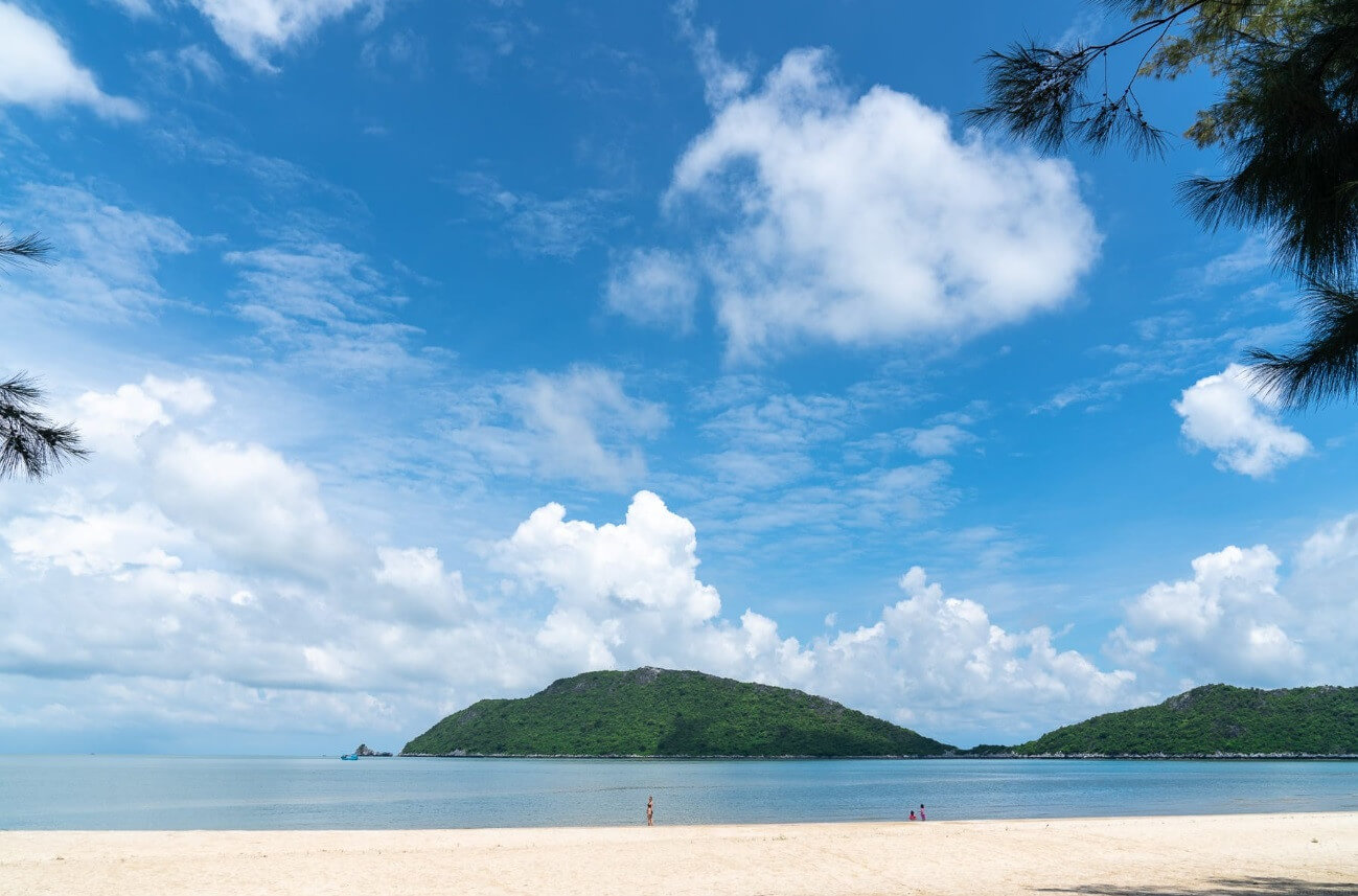 Nếu đi thuyền, du khách có thể tới tham quan đảo khỉ gần đó trước. Khi tới Laem Sala, du khách cần tiếp tục tìm lối mòn toàn đá và rất dốc để đi thêm 430m nữa mới tới cửa hang.