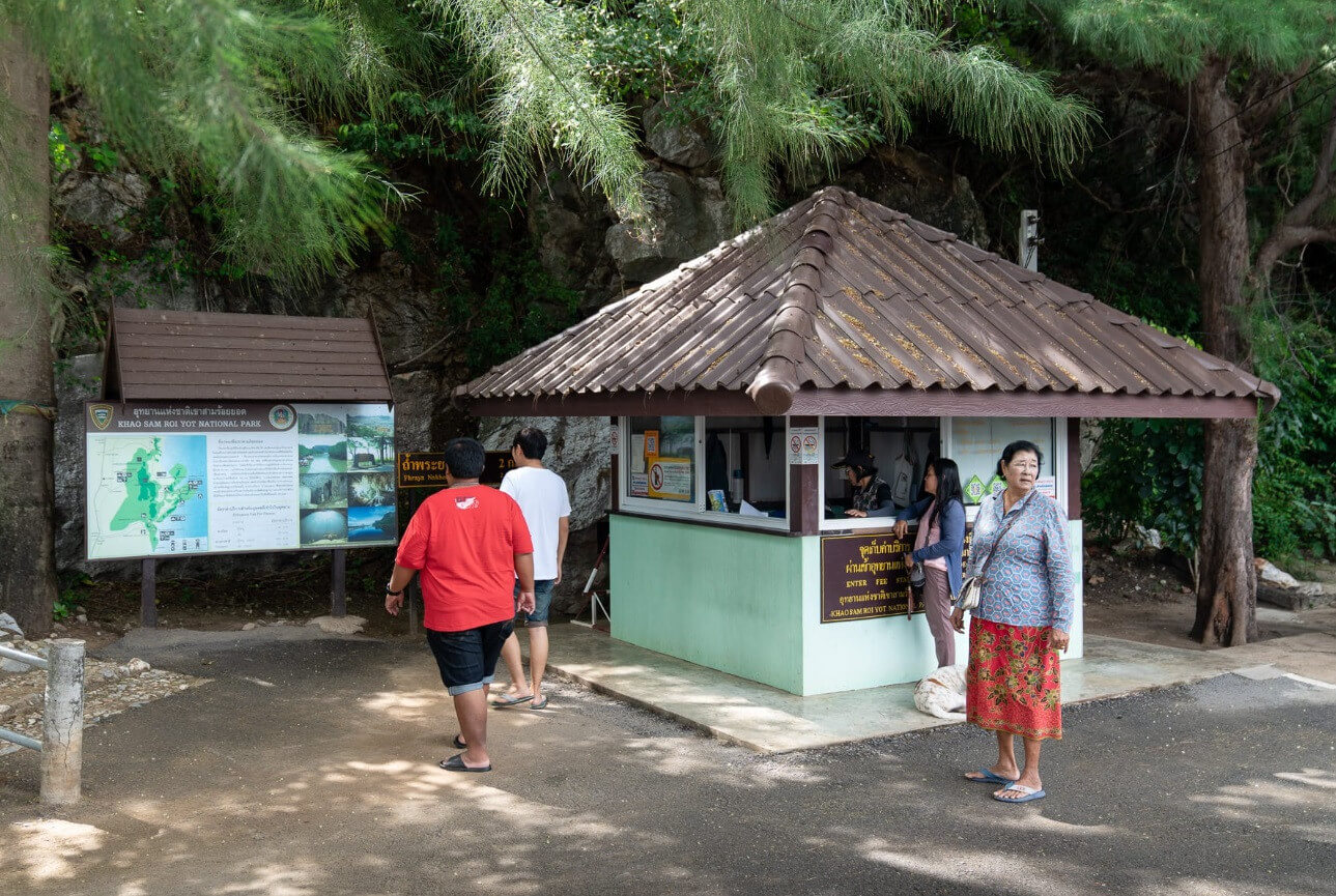 Người dân địa phương cho biết, từ bên ngoài leo lên cửa hang là hành trình đi bộ khá vất vả, vì thế cần giữ sức, không cần đi quá nhanh. 