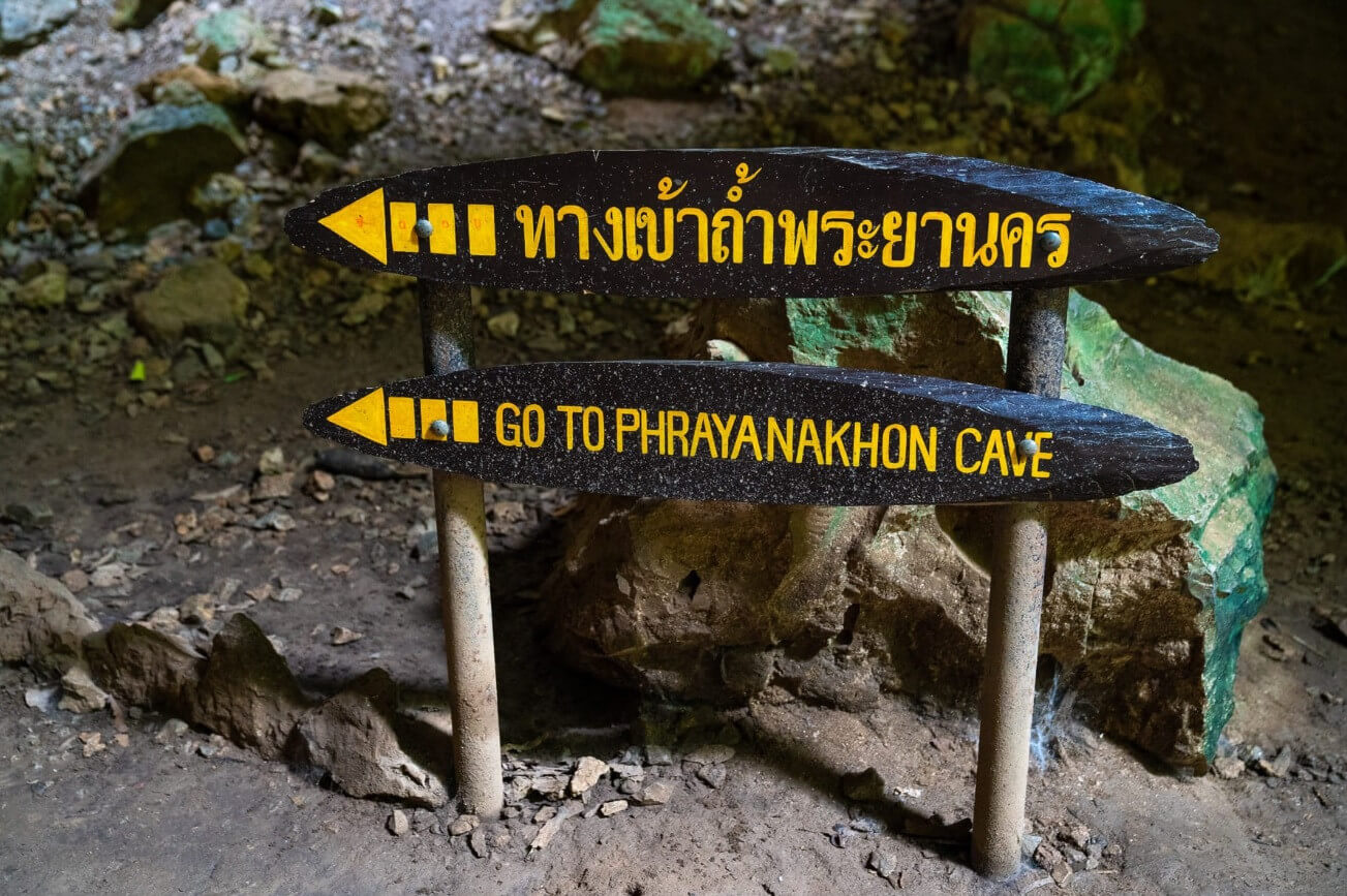Gần tới cửa hang là chặng đường dốc xuống, dẫn vào trong lòng hang. 