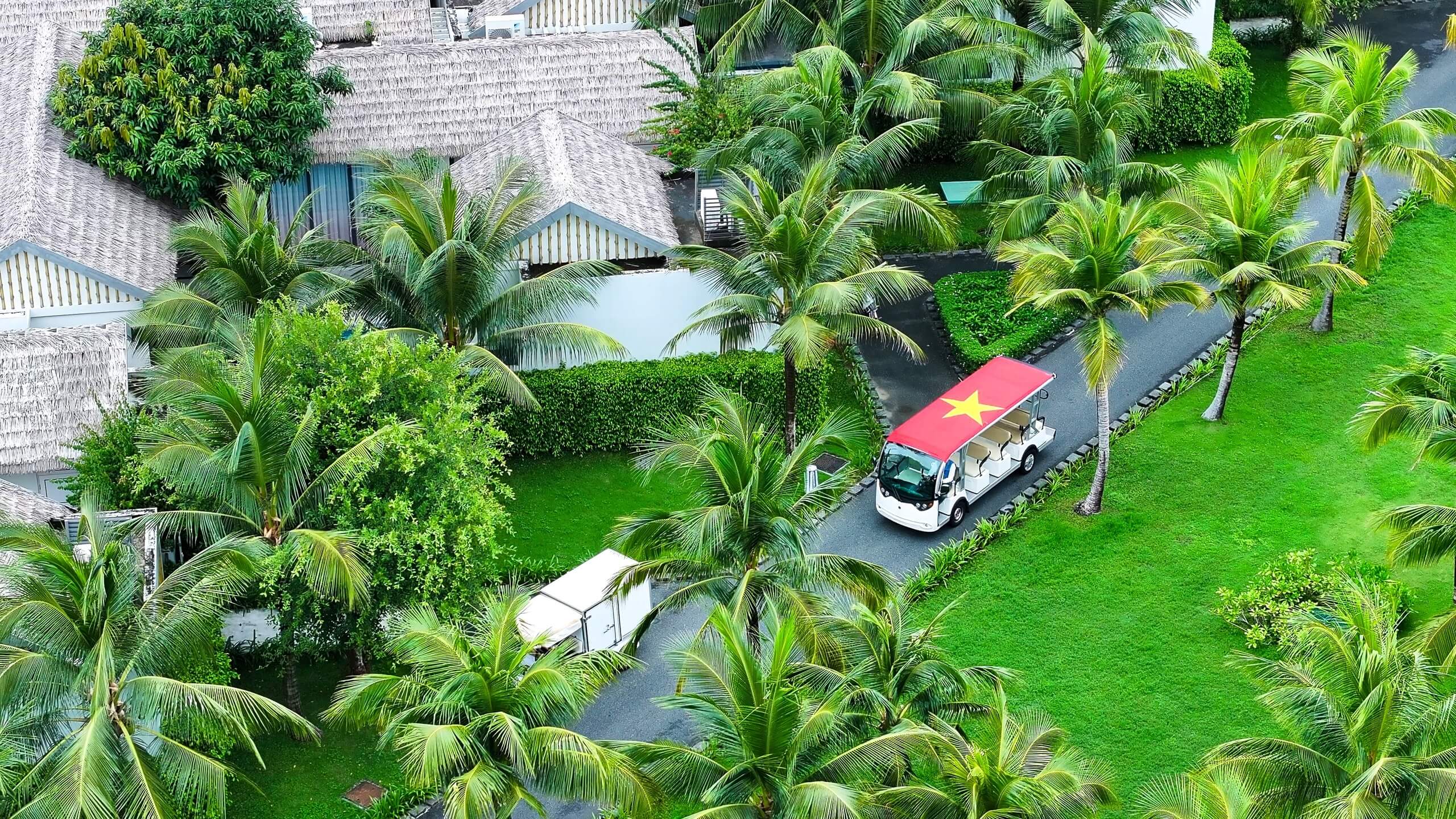 Các xe buggy chở khách trong khuôn viên resort cũng trang trí quốc kỳ