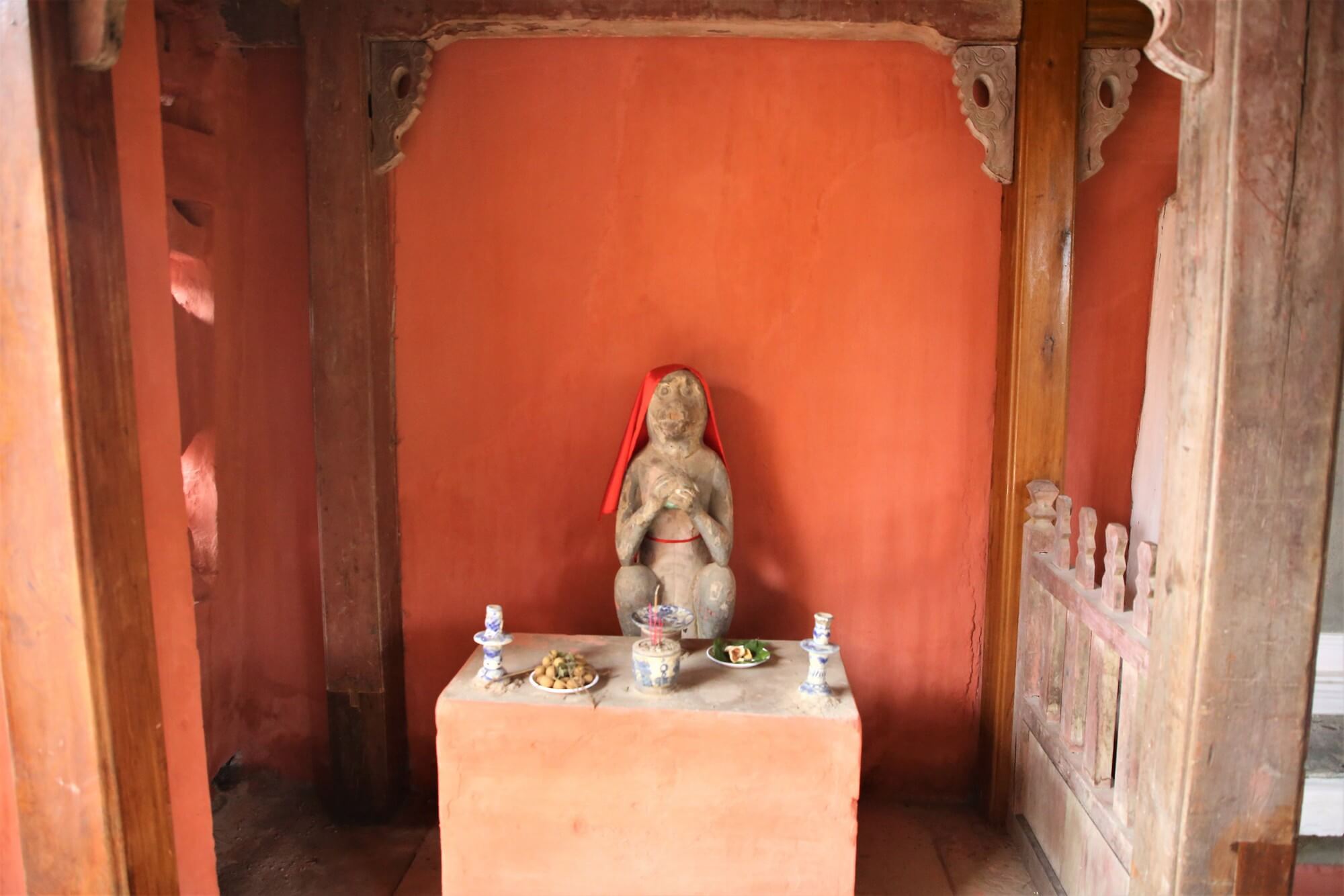 Chùa Cầu tọa lạc bên bờ sông Hoài, phố cổ Hội An (Quảng Nam), nơi từng là thương cảng sầm uất, nơi diễn ra hoạt động giao thương nhộn nhịp bậc nhất trong khu vực. Hiện đây là đô thị cổ sở hữu vẻ đẹp trầm mặc, cổ kính, là điểm dừng chân của nhiều du khách trong và ngoài nước.