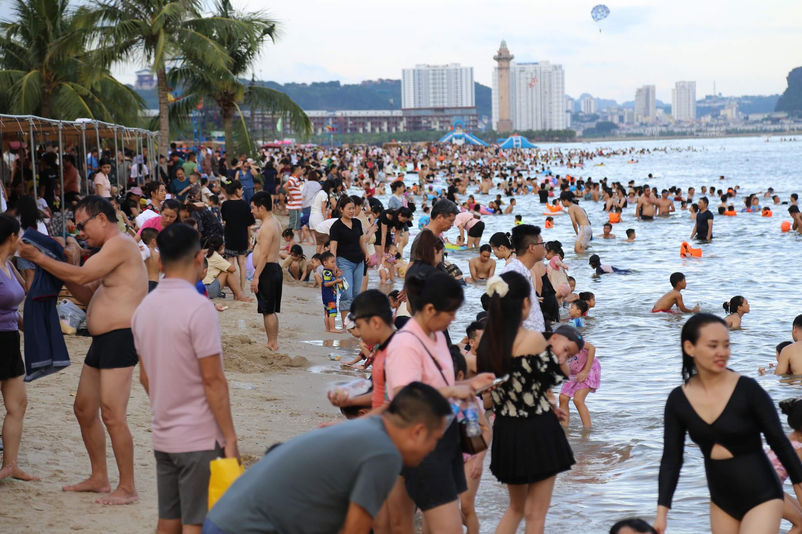 Biển Bãi Cháy đông nghịt người nhưng không quá tải