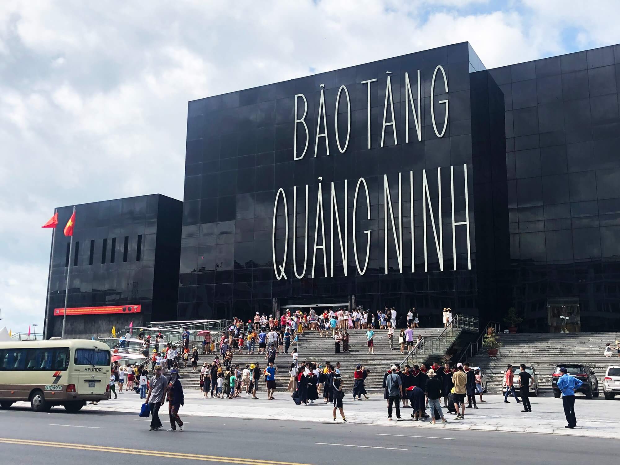 Mặt trước của công trình nổi bật với dòng chữ Bảo tàng Quảng Ninh độc đáo khiến ai cũng thích thú chụp ảnh check-in