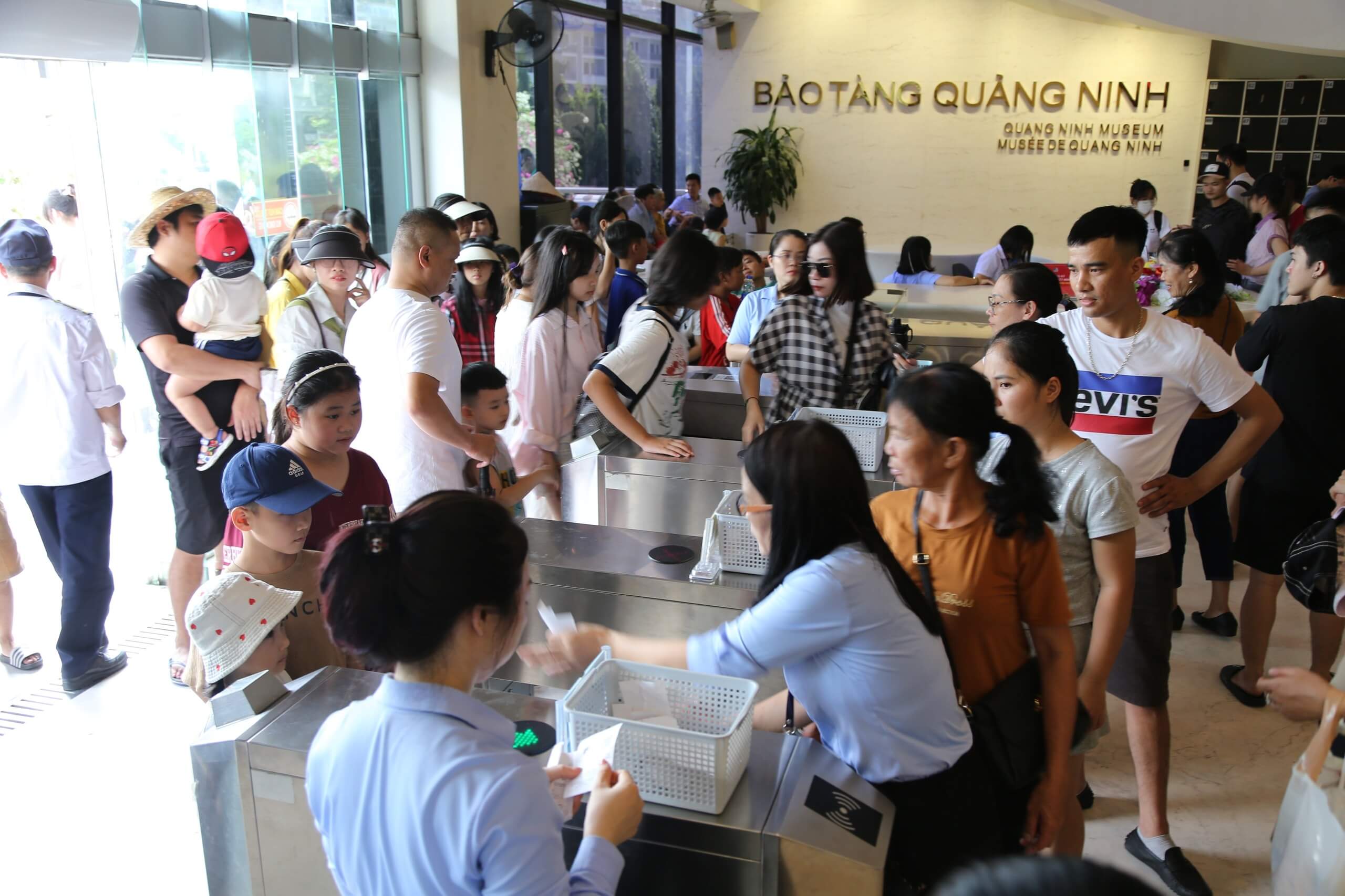 Nhân viên Bảo tàng Quảng Ninh mỏi tay đếm vé