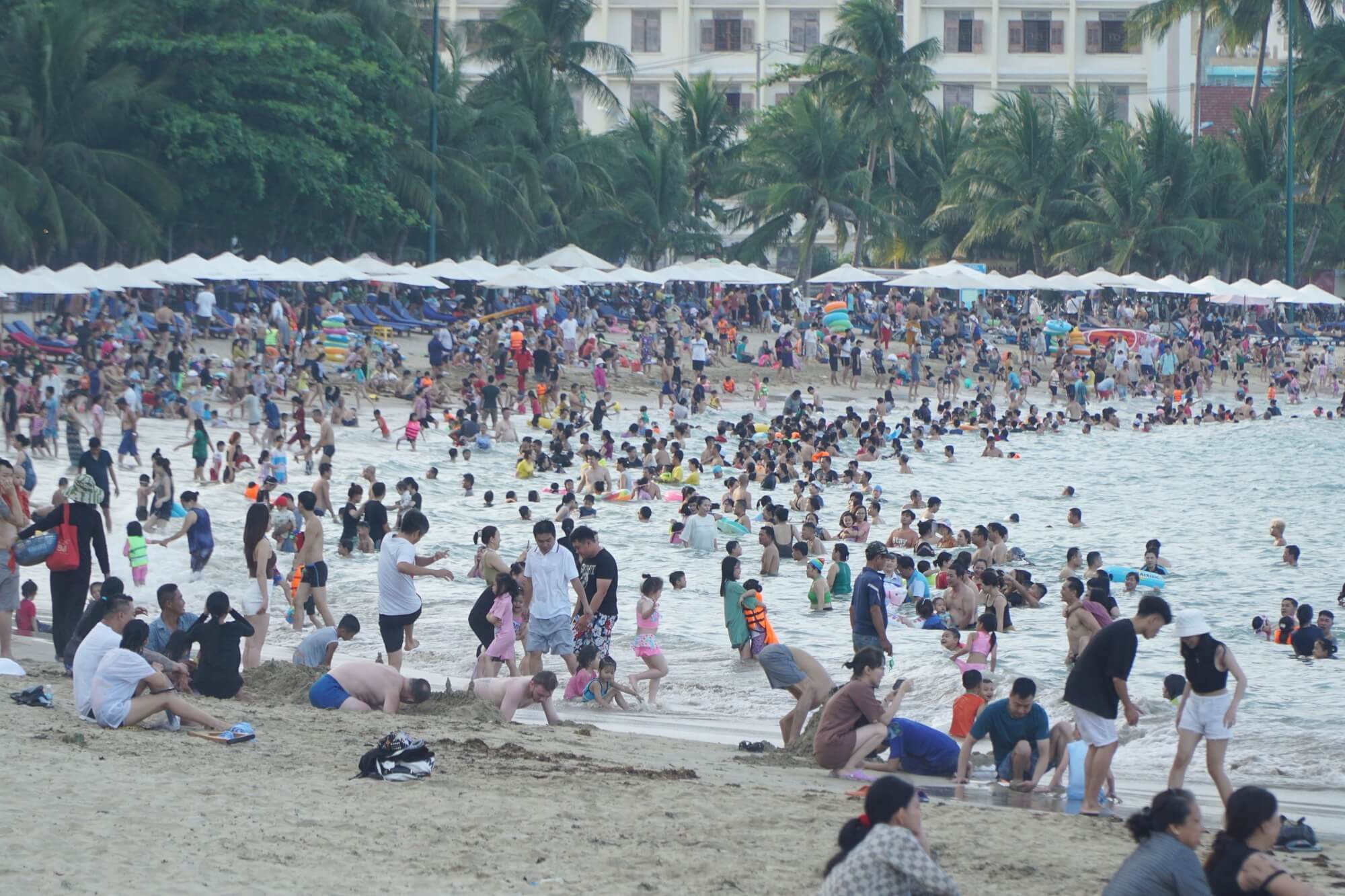 Bãi biển Nha Trang đông đúc vào dịp nghỉ lễ