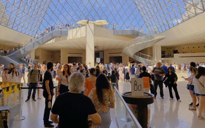 Bên trong bảo tàng Louvre.