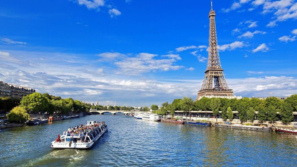 Tháp Eiffel nhìn từ bờ sông Seine
