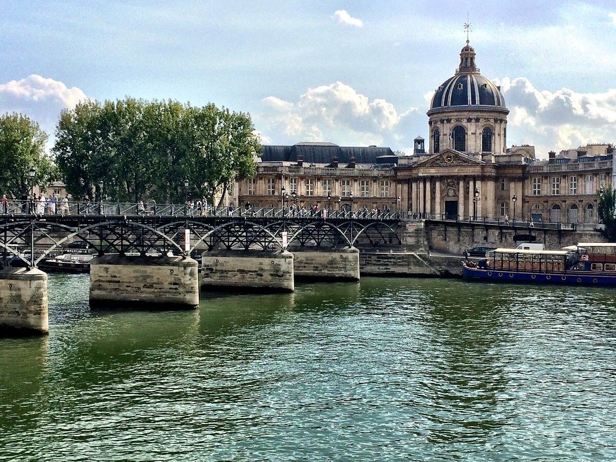 Cầu Ponts de Art bắc qua sông Seine