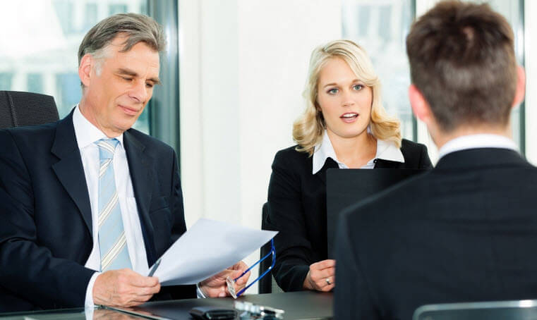 Sử dụng dịch vụ của Vietnam Visa Services Center để thuận tiện hơn trong quá trình xin visa.