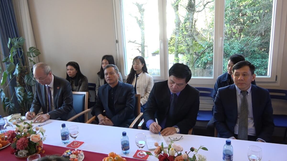 Mỗi đại sứ quán có các quy định và yêu cầu riêng.