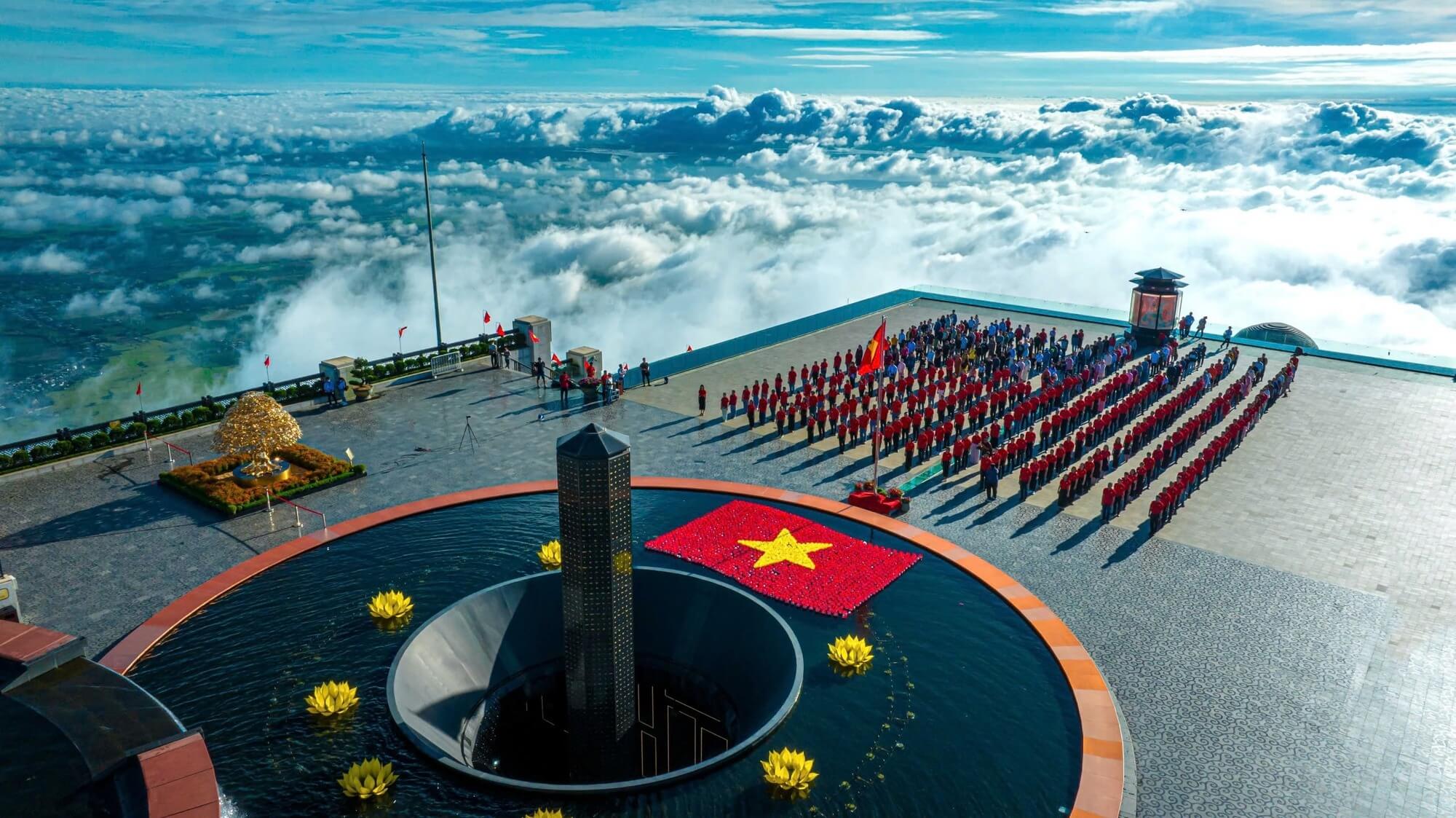 mọi người đều đồng lòng, chung tay chuẩn bị từng khâu nhỏ nhất từ lá cờ Tổ quốc, xếp cờ hoa đăng, đến hàng nghìn chiếc áo đỏ sao vàng.