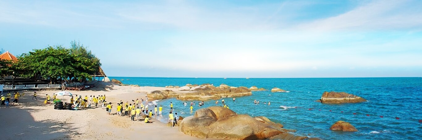 Vẻ đẹp xanh thẳm của bãi biển Khai Long