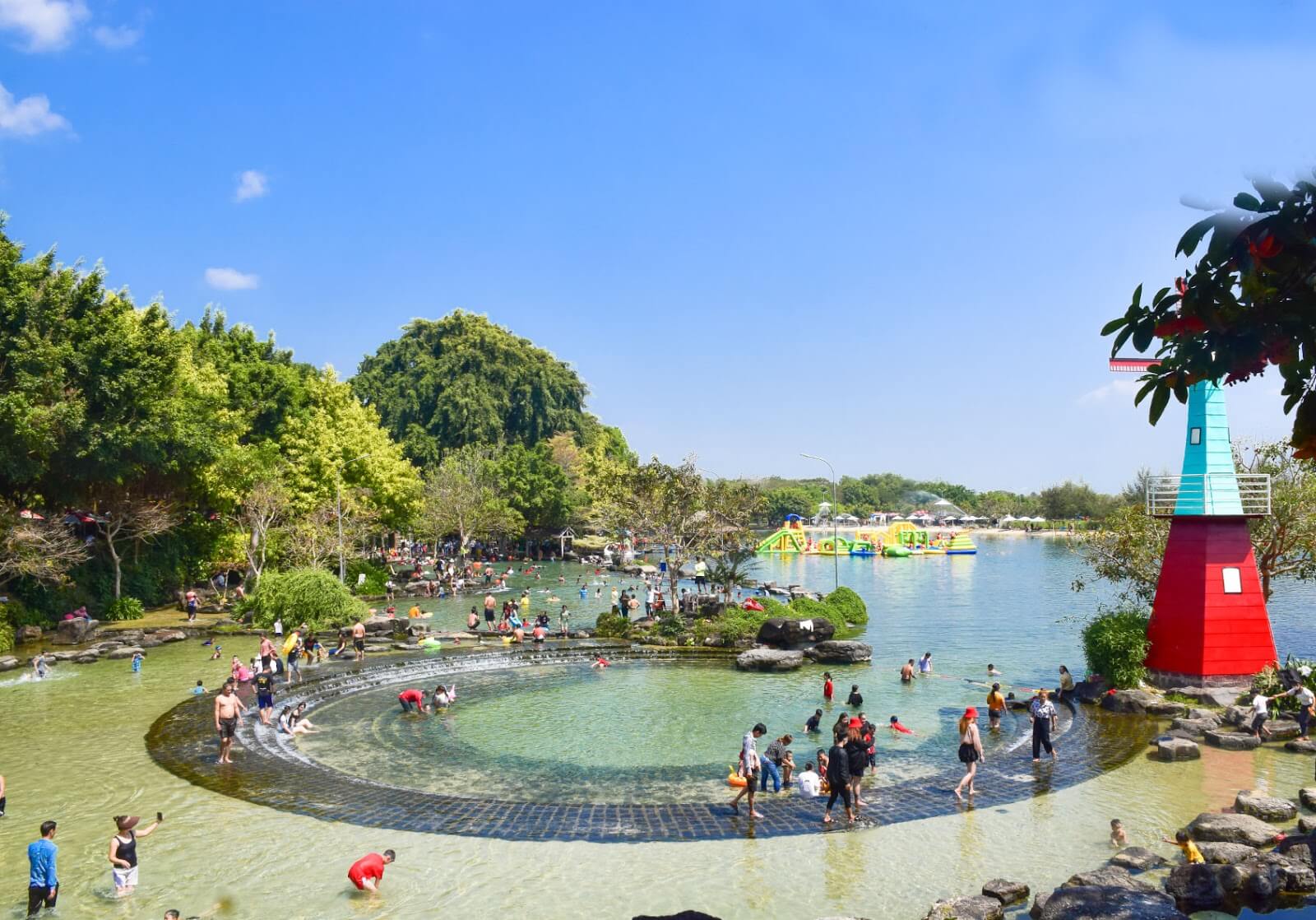 Khi đến với khu du lịch suối Mơ, tắm suối là hoạt động không thể bỏ qua. 