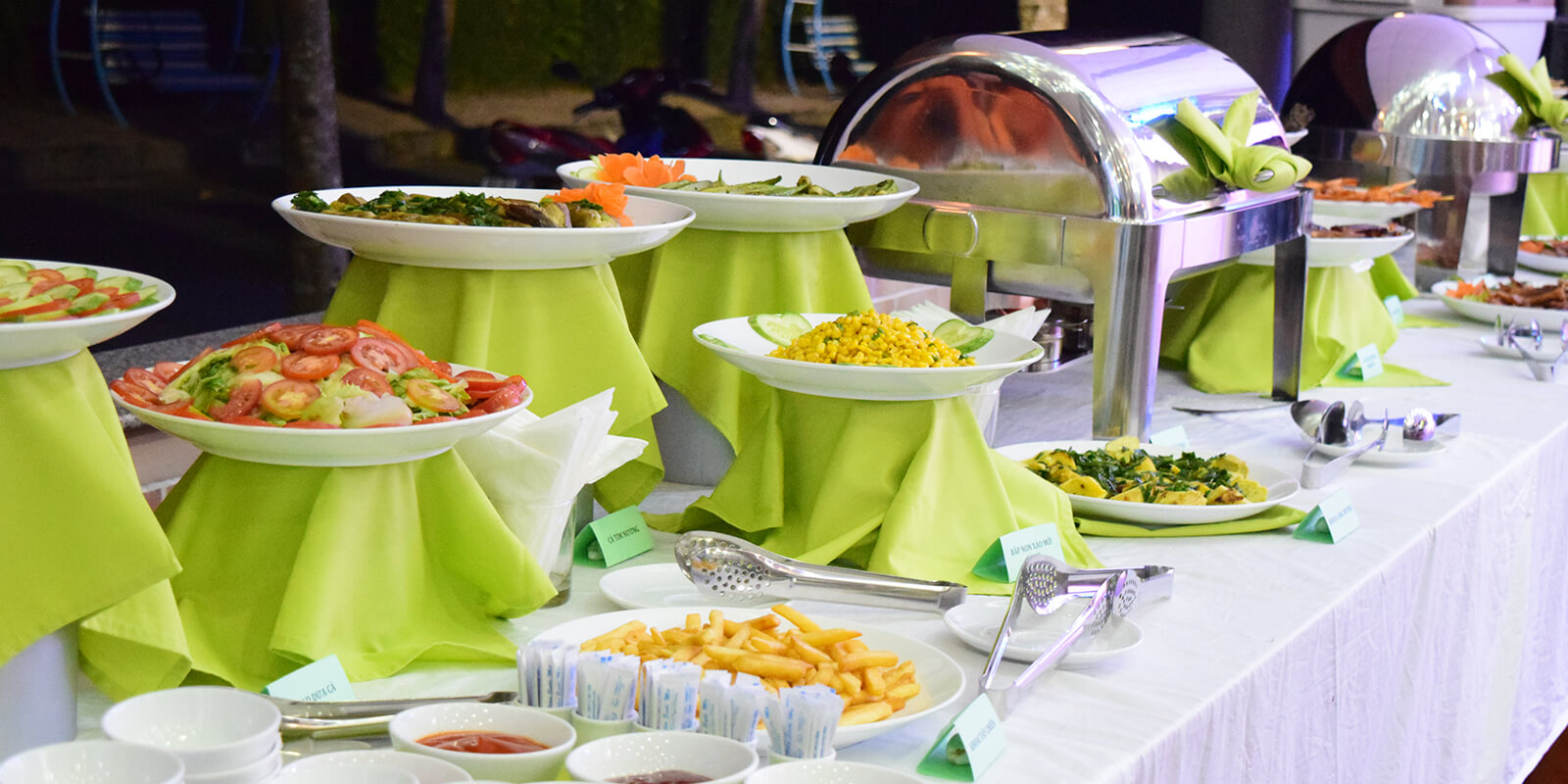 Khi đến suối Mơ, bạn sẽ không phải lo lắng về việc ăn uống vì các nhà hàng gần đó sẽ mang đến những trải nghiệm ẩm thực tuyệt vời. 