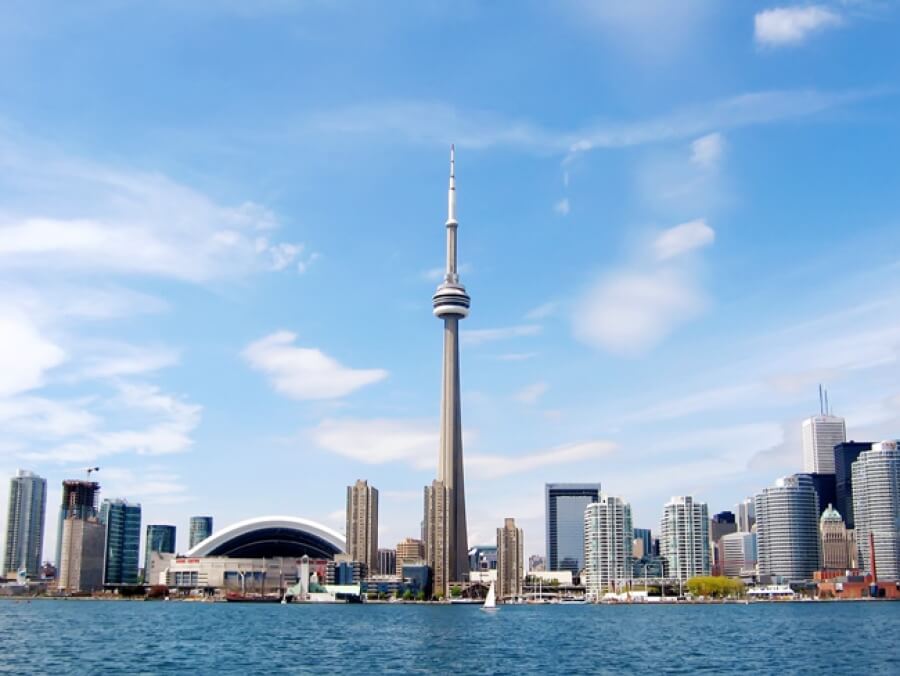 Tháp CN, tọa lạc tại thành phố Toronto, tỉnh Ontario, Canada, là một công trình nổi tiếng toàn cầu.