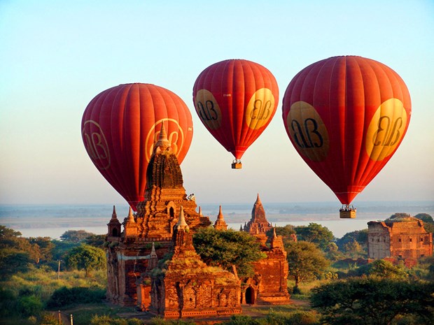 Người dân địa phương và du khách quốc tế sẽ hòa mình vào các buổi trình diễn khinh khí cầu diễn ra cả ban ngày và ban đêm. 