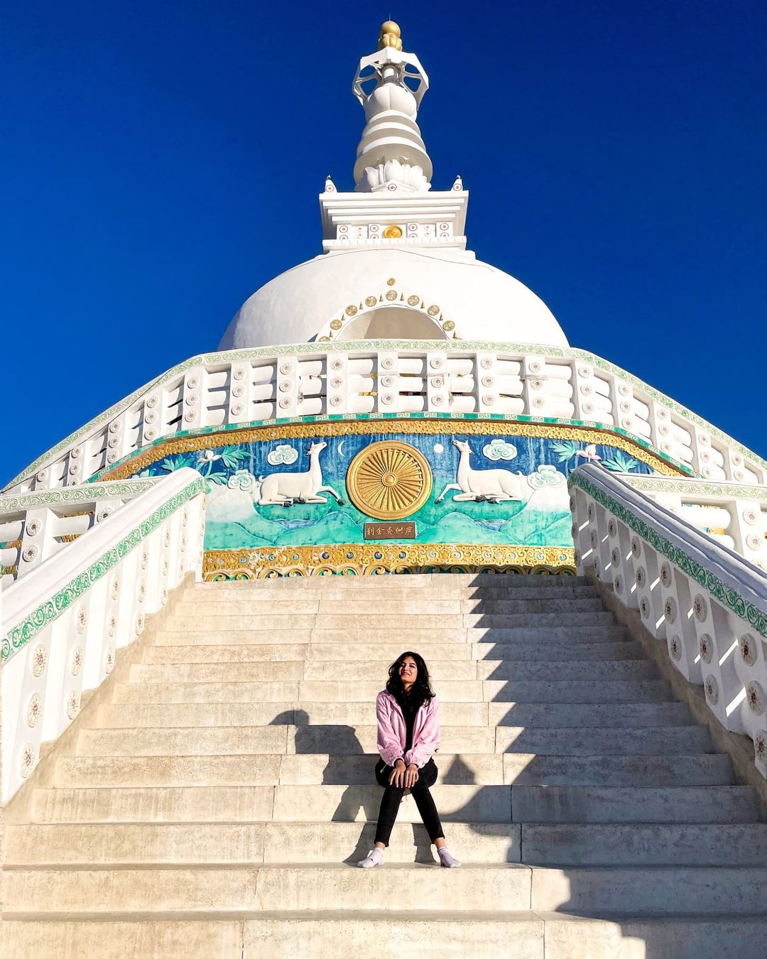 Tòa tháp trắng Shanti Stupa