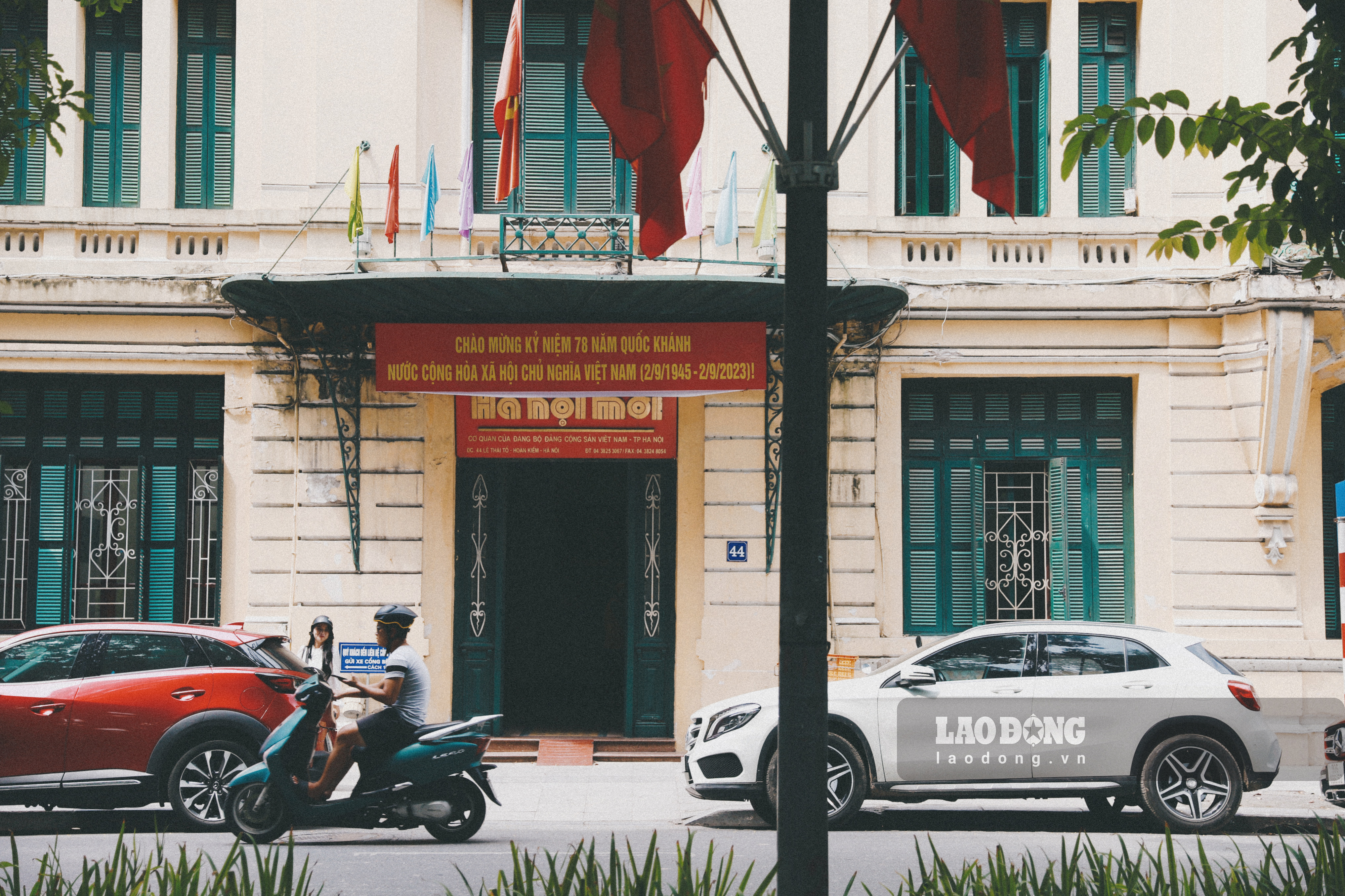 Nắng mùa thu tô điểm cho từng góc phố thêm phần rực rỡ. Người ta cảm nhận được nhiều hơn cái hồn xưa cũ trong nét đẹp mộc mạc nơi đây.