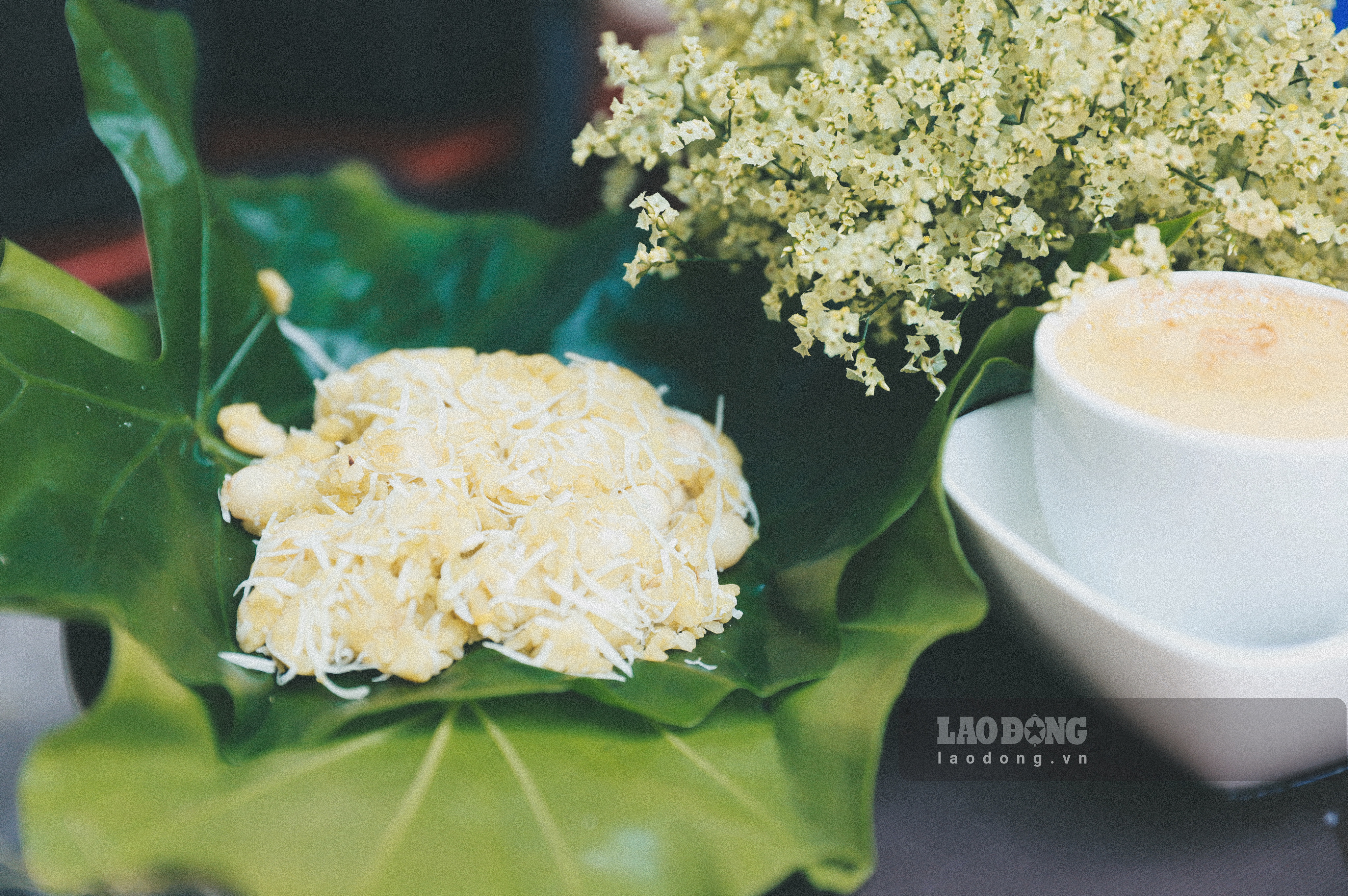 Nhắc đến mùa thu Hà Nội người ta không thể bỏ qua thức quà thanh tao thơm mùi lúa mới mang tên “cốm”.