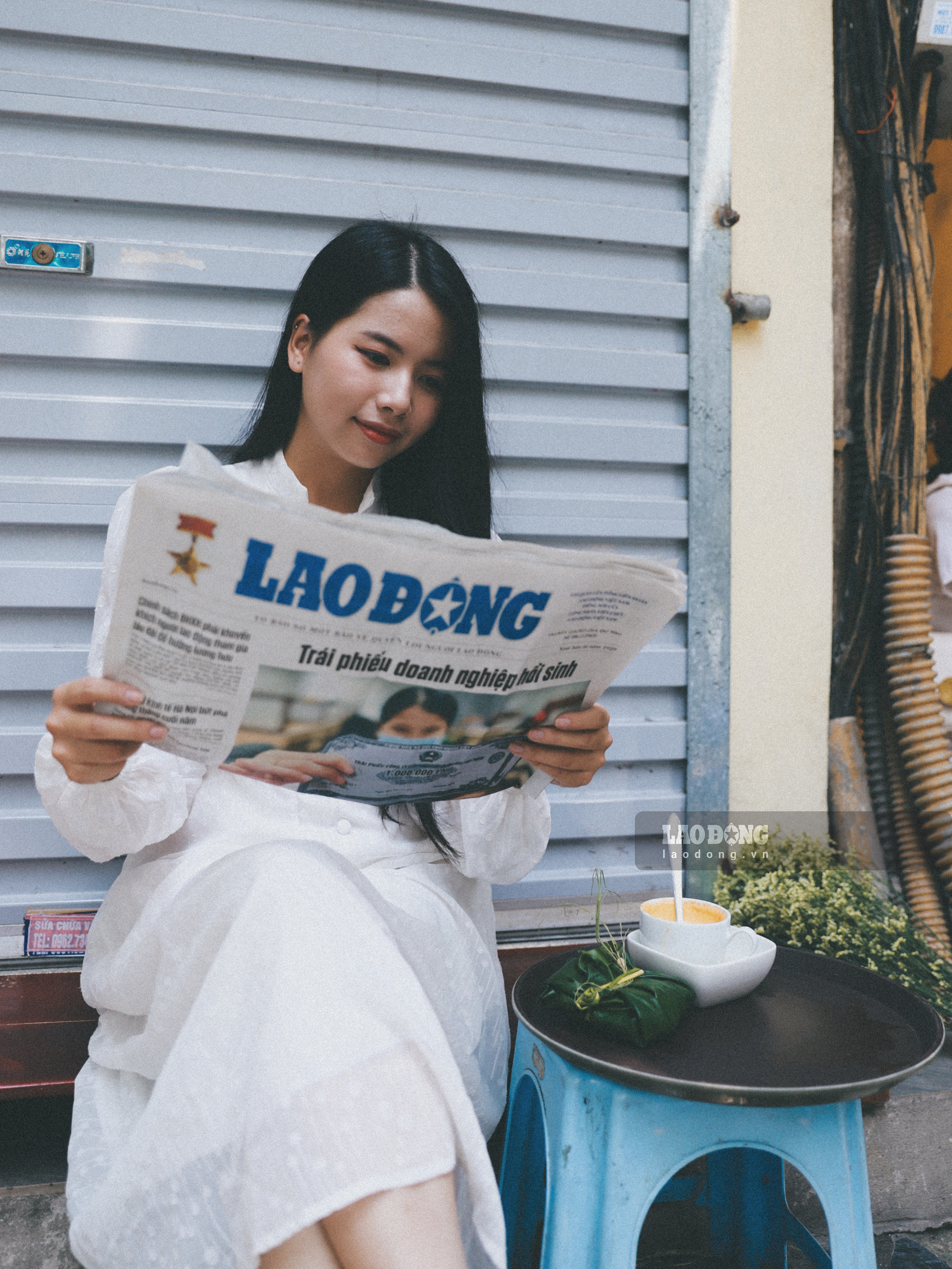 Chẳng cần ồn ào hay náo nhiệt, từ tốn nhâm nhi cốc cà phê trứng nóng hổi, thưởng thức món xôi cốm thơm lại càng làm cho mùa thu thêm "đậm vị".