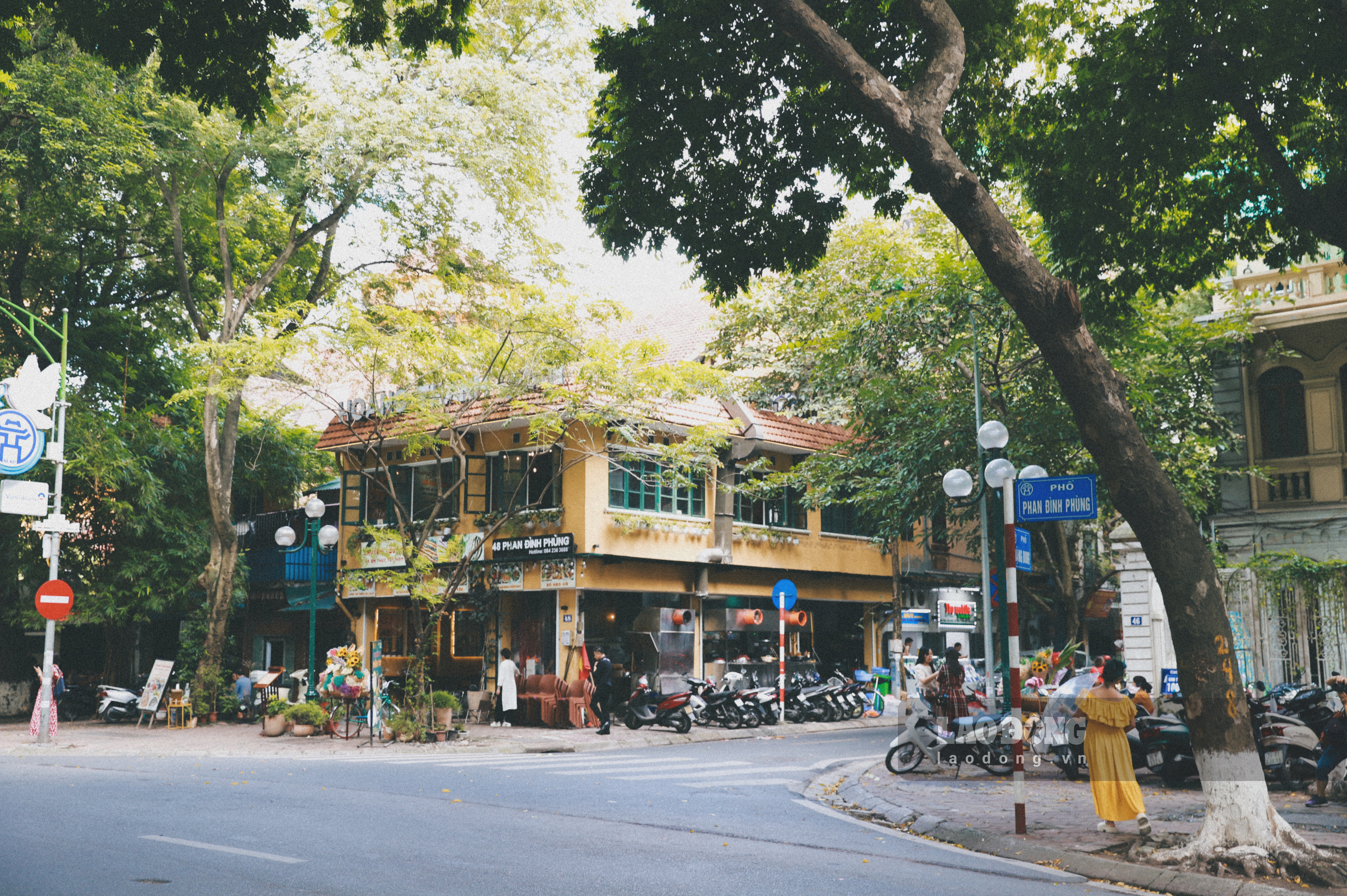  Ngắm nhìn vẻ đẹp dịu dàng trên từng góc phố, thưởng thức những món ăn mộc mạc, không chỉ khiến người dân Thủ đô mà cả những người khách thập phương cũng đem lòng yêu mùa thu Hà Nội.