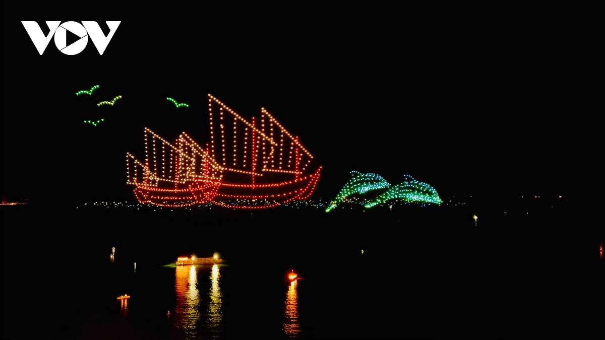 Màn biểu diễn ánh sáng trên vịnh Nha Trang dịp Festival Biển 2023.