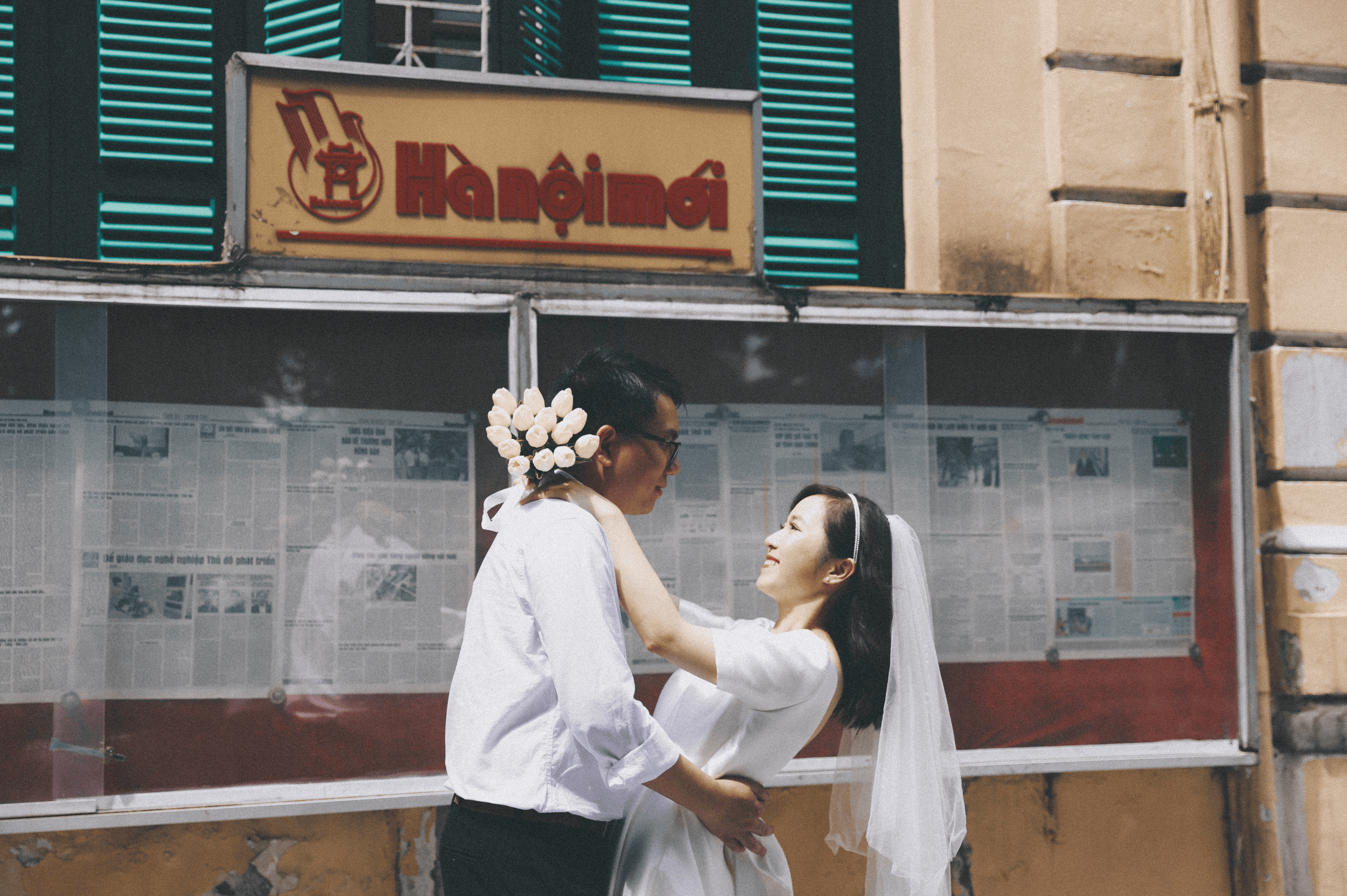 Đôi bạn trẻ chụp ảnh cưới, lưu giữ những khoảnh khắc đẹp đến nao lòng trong trời thu Hà Nội.