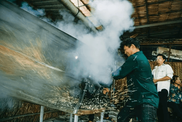 Tự tay làm các loại bánh dân gian cũng là trải nghiệm đáng nhớ của du khách khi tới miền Tây