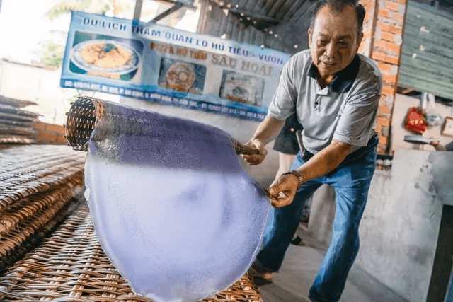 Tận tay tham gia các công đoạn làm hủ tiếu và thưởng thức những món từ hủ tiếu thơm ngon