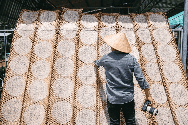 Bánh tráng của Thuận Hưng được ưa chuộng như vậy vì người dân có bí quyết riêng trong khâu pha bột, dùng hoàn toàn là bột gạo