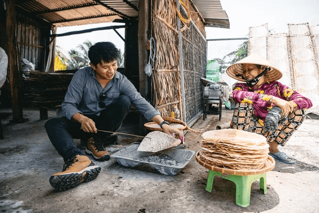 Đến đây, du khách không chỉ được thưởng thức bánh quê, mà còn tận tay làm bánh, được chia sẻ bí quyết và kỳ công của những người giữ lửa làng nghề