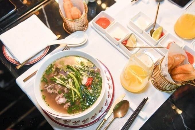 Phần nạm sườn non, Wagyu A5 cùng với nấm truffle đen, gan ngỗng là các topping chính trong tô phở này.