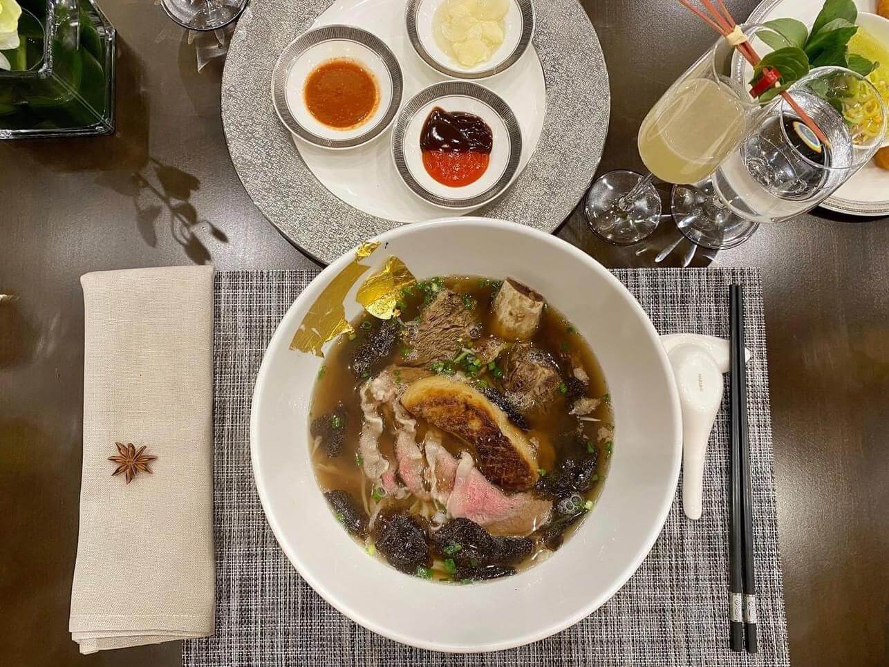 Phở bò gồm các phần thịt u, bắp, gầu. Thịt gầu phải là gầu giòn, không sử dụng loại gầu mềm rẻ tiền hơn.
