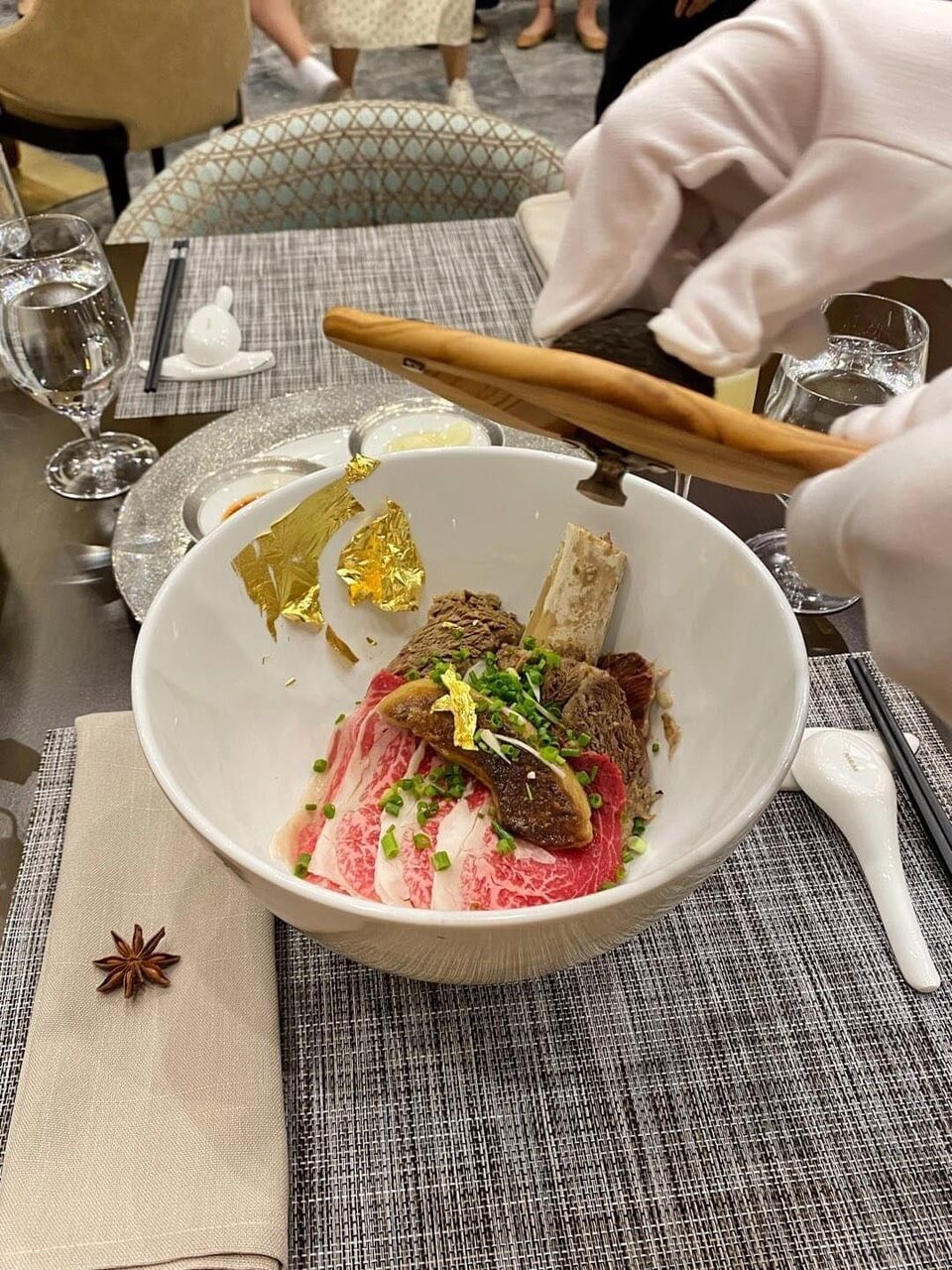 Phần nạm sườn non, Wagyu A5 cùng với nấm truffle đen, gan ngỗng là các topping chính trong tô phở này.