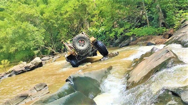 Địa hình đồi dốc, băng rừng, vượt suối sẽ là thử thách khó quên với các tay đua